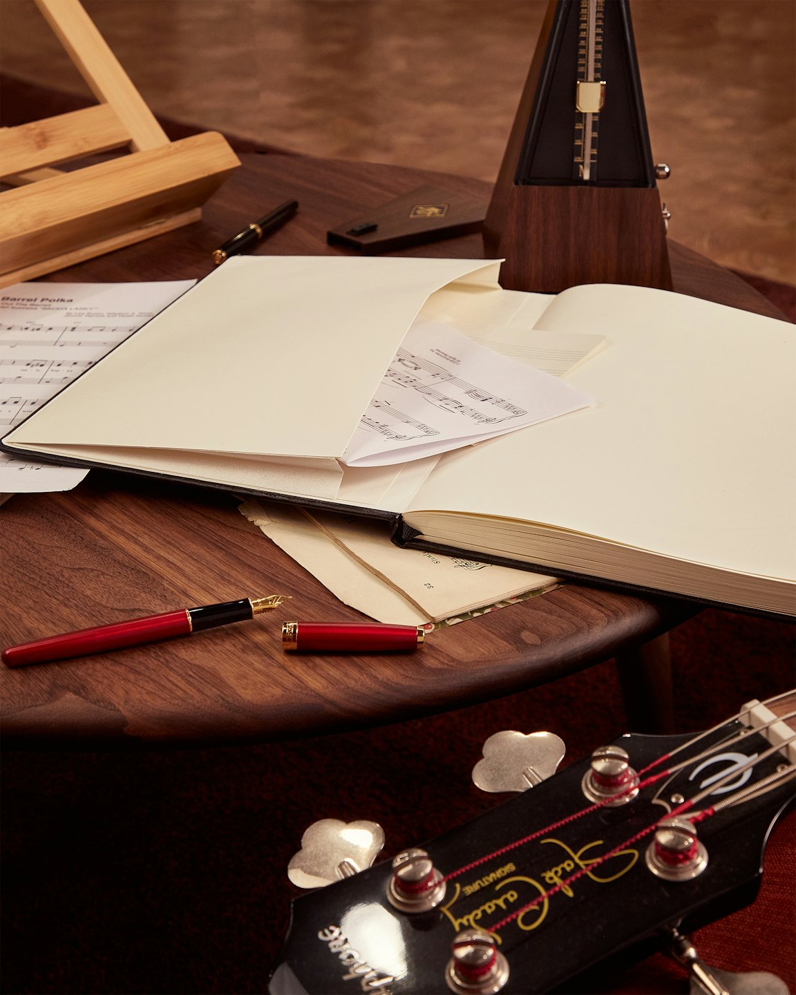 Muziekpartituren en muziekinstrumenten gerangschikt op een houten bureau.