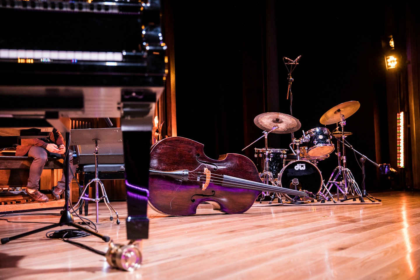 Muziek instrumenten op een podium voor een optreden.